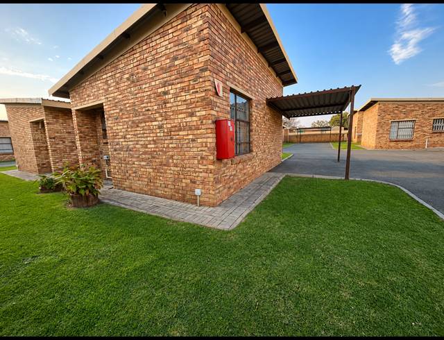 1 BEDROOM TOWNHOUSE FOR SALE IN STAALRUS
